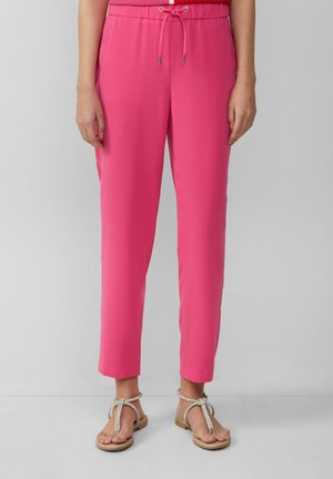 Roze, lichtgewicht pantalons met een tailleband met trekkoord en taps toelopende benen, gecombineerd met platte, versierde sandalen. Soepele textuur, casual ontwerp.