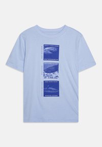T-shirt en coton bleu clair présentant trois carrés graphiques bleus avec des illustrations de requins et un texte décrivant les espèces et les caractéristiques des requins.