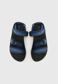 Mørkeblå sandaler med to justerbare remmer, teksturert svart såle og spennehardware for en sikker passform. Flat design som er ideell for hverdagsbruk.