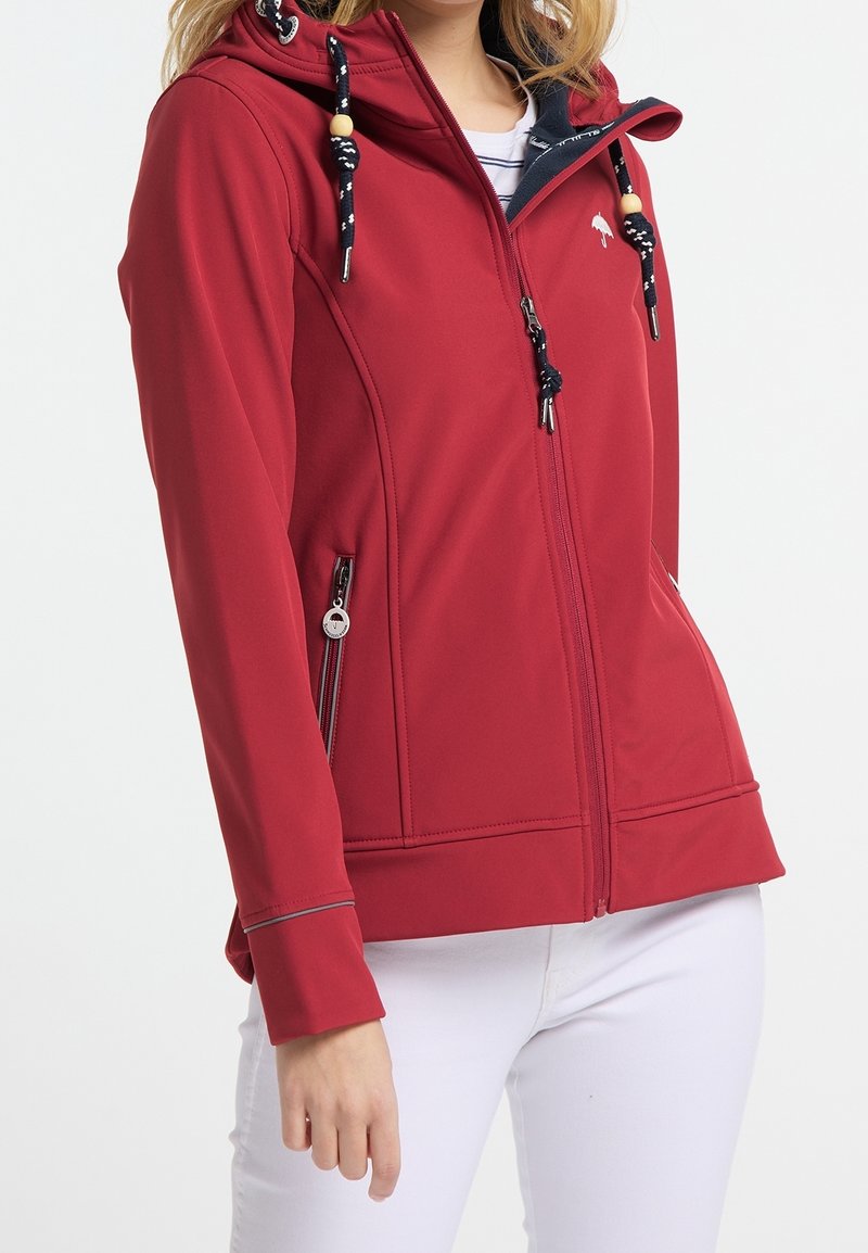 Röd mjukskaljacka med dragkedja, huva och snoddar; har sidofickor med dragkedjor och kontrasterande grå sömmar.