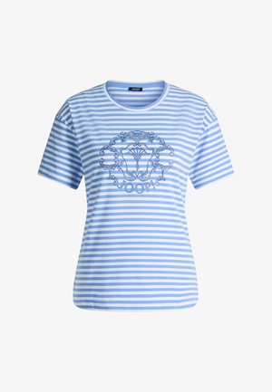 Maglietta a maniche corte a righe orizzontali azzurro chiaro e bianco con scollo rotondo e emblema decorativo sul petto con una conchiglia e del testo.