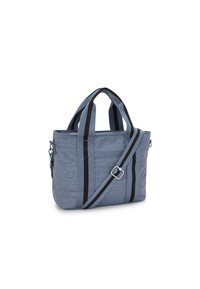 Harmaa kangaspussukka, jossa on kaksi lyhyttä kahvaa ja irrotettava olkahihna, jossa on mustia raitoja. Sileä pinta, vetoketjulla suljettava ja minimaalinen ilme.