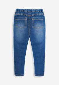 Pantalones de mezclilla azul con una cinturilla elástica, dos bolsillos traseros y costuras amarillas. El diseño es de pierna recta con un acabado sencillo.