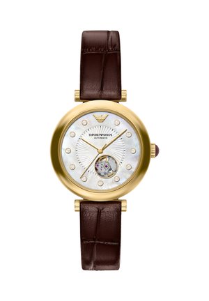 Zlaté kulaté automatické hodinky s bílým ciferníkem, diamantovými indexy, designem s otevřeným srdcem, logem Emporio Armani a tmavě hnědým koženým řemínkem.
