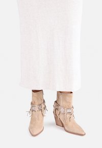 NEW KOLE - Cowboy/biker ankle boot - oatmilk