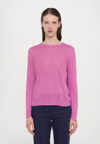 Pullover rosa a maglia con maniche lunghe, scollatura rotonda, orlo a coste e vestibilità rilassata, abbinato a pantaloni blu navy. Tessuto morbido e design leggero.