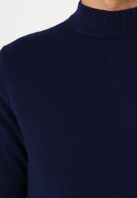pure cashmere MEN MOCK NECK SWEATER - Džemperis - dark blue