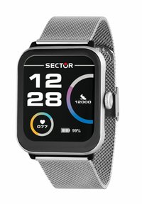 Smartwatch con cinturino in maglia argentata che mostra l'ora 12:28, la frequenza cardiaca a 77 bpm, il conteggio dei passi a 12.000 e la batteria al 99%.
