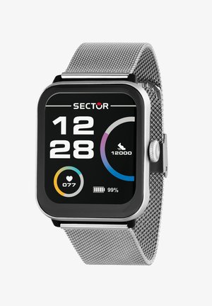 Smartwatch med sølvfarvet mesh-rem, der viser tiden 12:28, pulsen 77 bpm, skridttælleren på 12.000 og batteriets niveau på 99%.