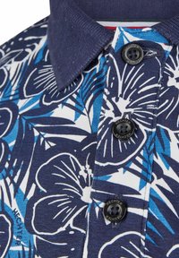 Kurzärmliges Poloshirt mit einem navyblauen Kragen, einem weißen und blauen Blumenmuster sowie drei schwarzen Logo-Knöpfen an der Knopfleiste.
