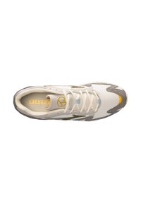 Scarpa sportiva beige con accenti grigi, tomaia testurizzata e lacci bianchi. Presenta dettagli gialli e verdi, punta rotonda e suola imbottita.