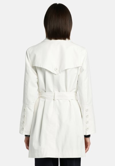 Manteau trench blanc avec un col haut, taille cintrée avec une ceinture et des manches boutonnées. Texture lisse et design simple.