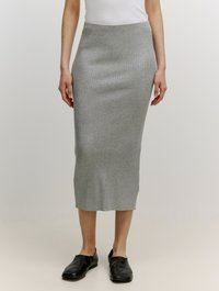 Grauer gerippt gestrickter Midikleid mit einer körperbetonten Passform, gerader Silhouette und einem Bund, kombiniert mit schwarzen flachen Schuhen.