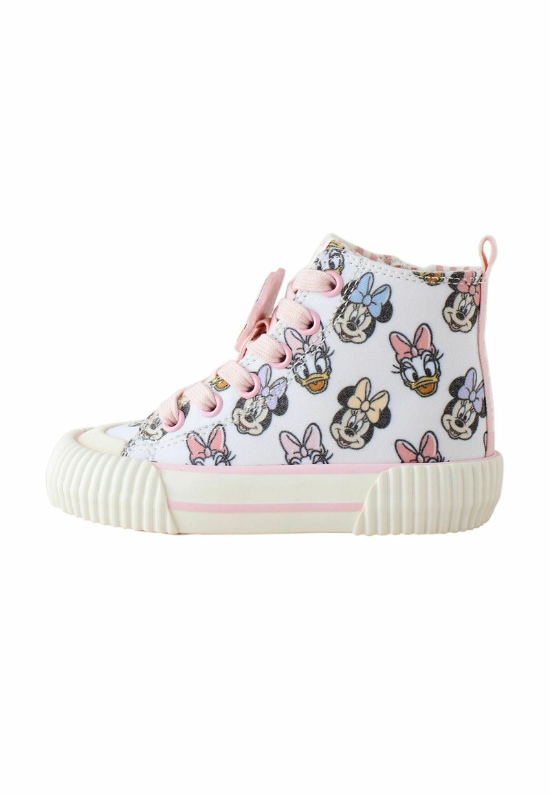 Zapatillas altas de lona blanca con acentos rosas y un patrón completo de caras de personajes de dibujos animados. Suela de goma con textura estriada.