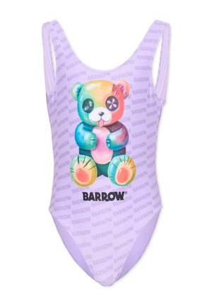 Fioletowo-liliowy jednoczęściowy kostium kąpielowy z wielokolorową grafiką misia i powtarzającym się wzorem tekstu "BARROW" na tkaninie.