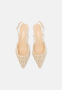 Tacchi slingback beige a punta con materiale superiore intrecciato, una piccola cinghia alla caviglia e un accento del logo metallico sulla punta. Fodera interna liscia.