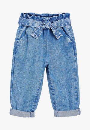 Pantalon en denim bleu clair avec taille à effet paperbag, ceinture nouée, poches avant et revers de jambes retroussés.