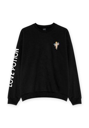 Sudadera negra con cuello redondo y mangas largas. Presenta un pequeño diseño bordado de un querubín en el pecho y el texto "POTIÓN DE AMOR" en la manga.