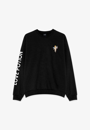 Sudadera negra con cuello redondo y mangas largas. Presenta un pequeño diseño bordado de un querubín en el pecho y el texto "POTIÓN DE AMOR" en la manga.
