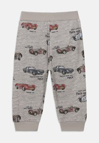 Γκρίζες παιδικές παντελόνες με ελαστικές μανσέτες, που παρουσιάζουν εικονογραφήσεις παλιών αγωνιστικών αυτοκινήτων και κείμενο που περιλαμβάνει "κλασικό αυτοκίνητο" και ιστορικές ημερομηνίες αγώνων.
