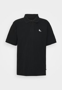 Polo noir à manches courtes avec deux boutons et un petit logo de basket blanc sur le côté gauche de la poitrine.