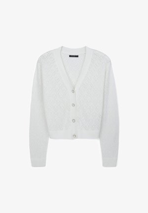 Cardigan bianco lavorato a maglia con motivo a diamante, scollatura a V e chiusura frontale con bottoni in metallo argentato. Texture morbida e design cropped.