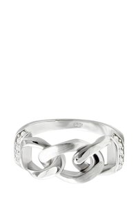 Bague en argent sterling avec un design de chaîne torsadée. Présente des textures polies et brossées, rehaussée de petites pierres claires sur un côté.