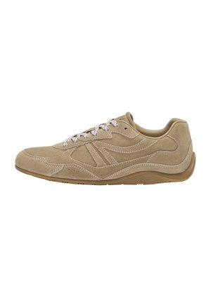 Sneaker in suede beige con profilo basso, superficie texturizzata e lacci bianchi. Presenta un design curvo e una suola in gomma per una migliore aderenza.