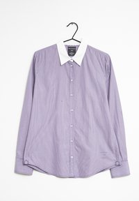 Camisa de manga larga a rayas moradas con un cuello blanco, cierre frontal de botones y dobladillo redondeado. Presenta puños en las muñecas y un sutil detalle de marca.
