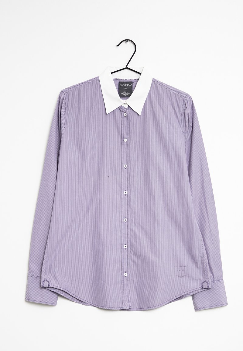 Camisa de manga larga a rayas moradas con un cuello blanco, cierre frontal de botones y dobladillo redondeado. Presenta puños en las muñecas y un sutil detalle de marca.