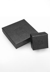 Set de cutii de cadou din carton negru, compus dintr-o cutie rectangulară mai mare și o cutie pătrată mai mică, ambele având un logo embosat pe suprafață.