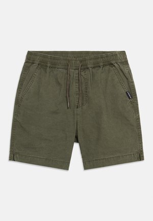 Heren casual korte broek in olijfgroen met elastische tailleband, trekkoord, zijzakken en een klein merklabel op de rechterzak.