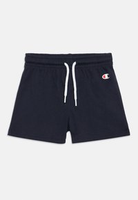Σκούρες μπλε βαμβακερές σορτς με ελαστική μέση, λευκό κορδόνι και ένα μικρό λογότυπο Champion στο κάτω δεξί μέρος. Λείος υφασμάτινος τόνος.
