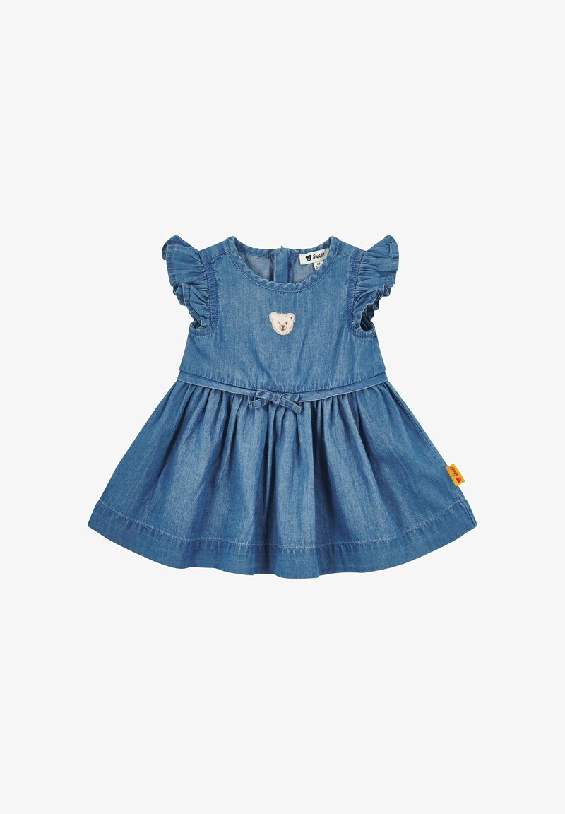 Vestido de mezclilla con mangas cortas con volantes, escote redondo y un parche de oso en el pecho. Presenta una falda fruncida y un detalle de lazo en la cintura.