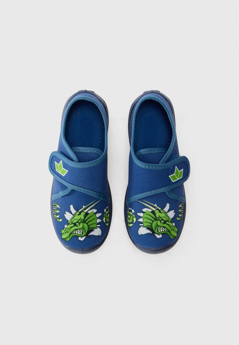 Mėlyni slip-on tipo batai su žaliu drakono piešiniu ant pirštų, audinio viršus, reguliuojama juosta ir tekstūruotas guminis padas.