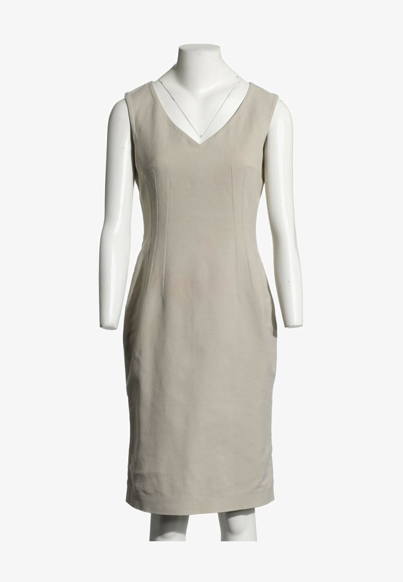 Robe beige sans manches longueur genou avec col en V, taille cintrée, présentée sur un mannequin blanc sur fond uni.