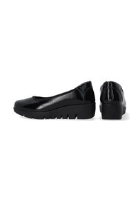 Schwarze Lackleder-Ballerinas mit runder Spitze, strukturiertem outsole und niedrigem Keilabsatz. Die Seitenansicht zeigt eine glatte, glänzende Oberfläche.