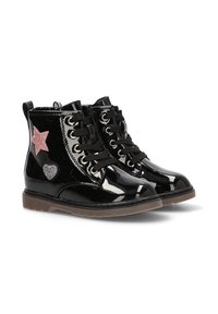 Botas de tobillo de charol negro con cordones negros, con acentos de estrellas y corazones de purpurina rosa en los lados y una suela de goma marrón.