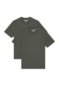 Deux t-shirts à manches courtes de couleur vert olive foncé, fabriqués en tissu doux, avec un col rond et sans motifs ni accents visibles.