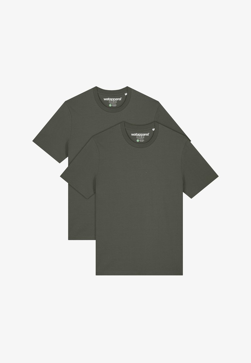 Deux t-shirts à manches courtes de couleur vert olive foncé, fabriqués en tissu doux, avec un col rond et sans motifs ni accents visibles.