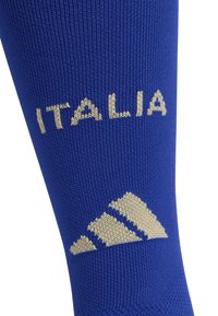 Plava sportska čarapa s natpisom "ITALIA" u krem boji i prepoznatljivim krem uzorkom s tri pruge na donjoj strani.