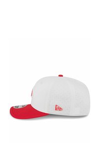 Weißer Baseballsch hat mit einem roten Schirm, belüfteten Seitenpaneelen und einem kleinen roten Logoakzent an der Seite. Hat eine strukturierte Passform und einen flachen Schirm.