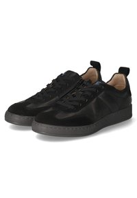 Schwarze Leder-Sneaker mit strukturiertem Finish, ausgestattet mit Schnürsenkeln, einem Reißverschlussakzent und einer dicken grauen Gummisohle.