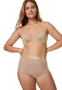 Beige souprava spodního prádla obsahující podprsenku s krajkovým lemem a zvýšené kalhotky, s hladkým materiálem a detailními krajkovými akcenty na bocích.