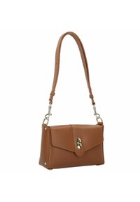 Sac à main en cuir marron avec une finition texturée, une fermeture à rabat sur le devant, des éléments en métal argenté et une bandoulière amovible. Forme carrée avec des coins arrondis.