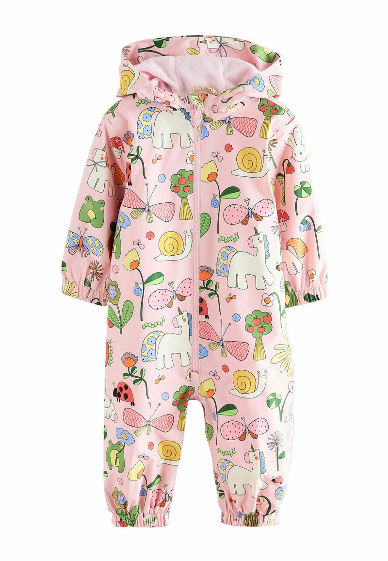 Combinaison étanche rose avec capuche, ornée de motifs colorés d'animaux et de fleurs, avec des poignets élastiques et une fermeture éclair à l'avant.