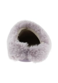 Zapatilla púrpura con borde de plumón suave y esponjoso lavanda alrededor de la abertura, forro interior suave y diseño de punta redondeada.