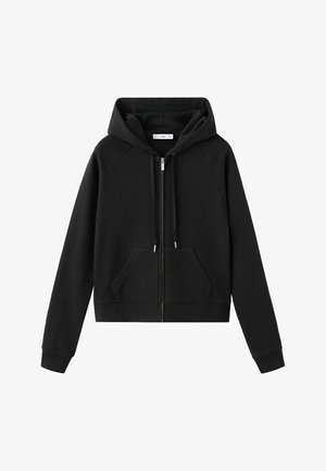 Sort lynlås-hættetrøje med kangurulomme foran, snøre i hætten og lange ærmer.