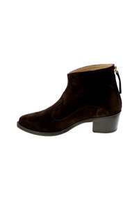 Bottine en daim marron avec un design de couture sur le c�ôté subtil, un petit talon bloc et une fermeture éclair à l'arrière pour un enfilage facile.
