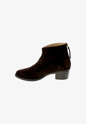 Stivale alla caviglia in suede marrone con un sottile design delle cuciture laterali, un tacco a blocco basso e una chiusura con zip sul retro per un facile indossamento.